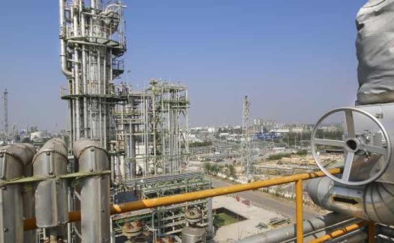 عملية تقطير النفط الخام وتجميع الغاز